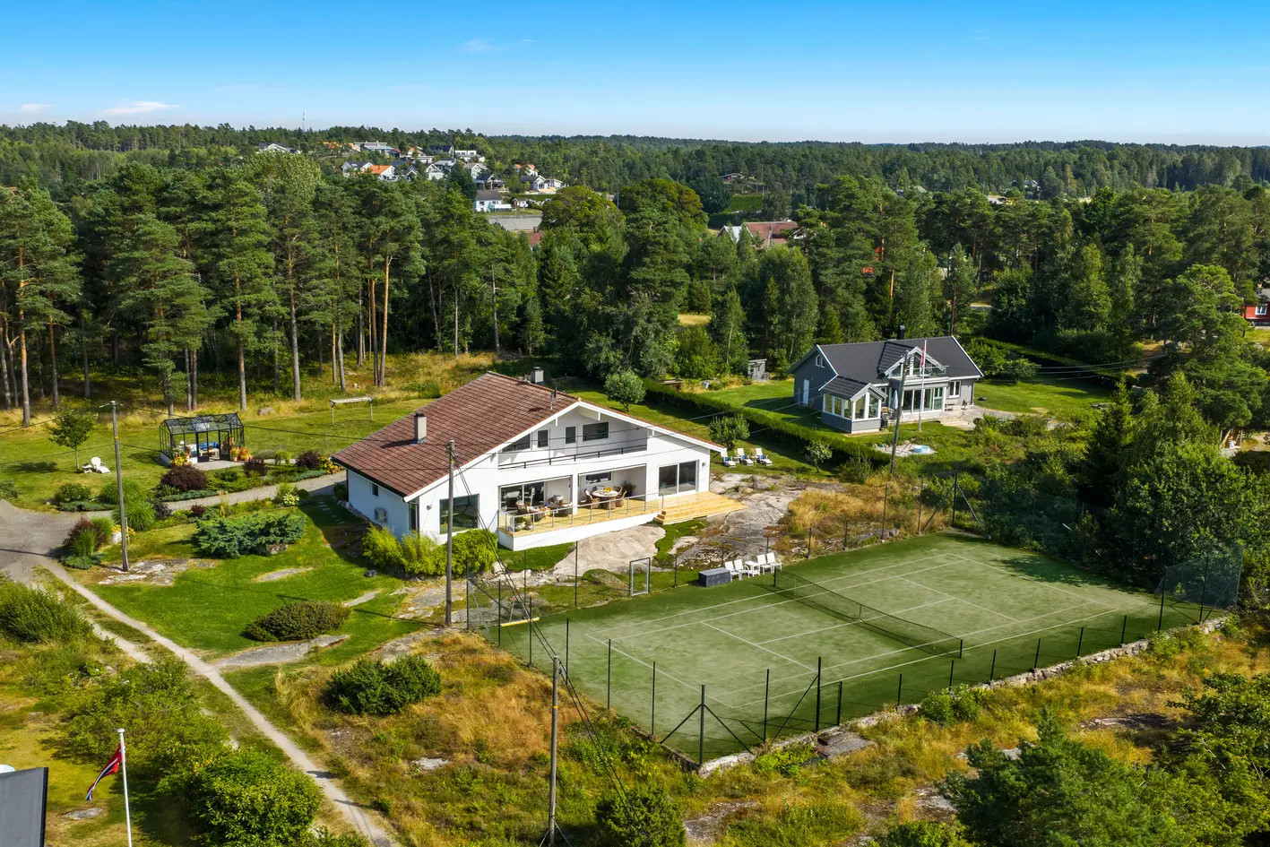 Saltnes: Unik enebolig med panoramautsikt, stor tomt og tennisbane photo 5