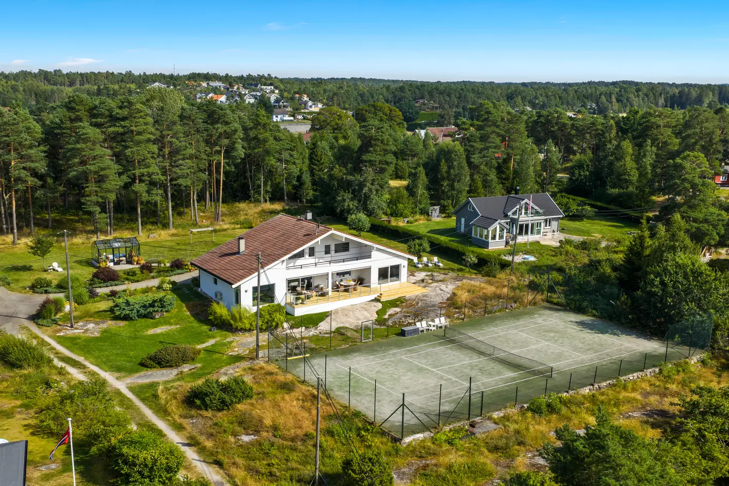 Saltnes: Unik enebolig med panoramautsikt, stor tomt og tennisbane photo 4