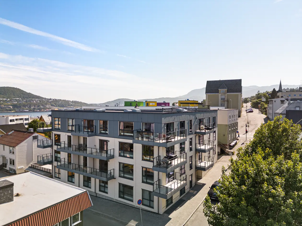 Romslig og innholdsrik 3-roms selveier | 2 bad | Solrike uteplasser på begge sider | Garasje og bod, harstad