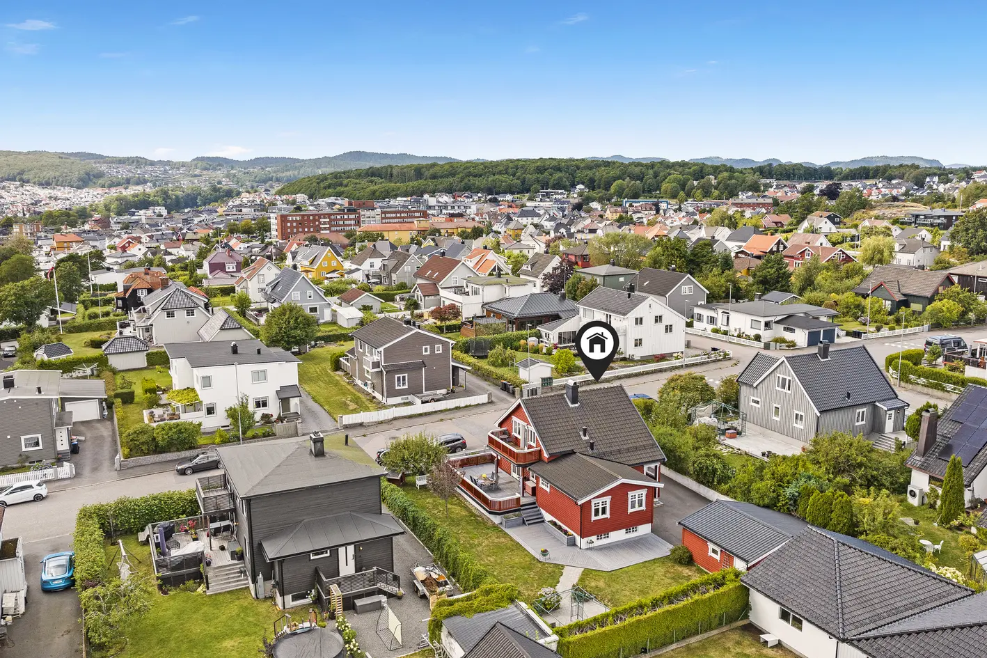 Flott enebolig med god standard beliggende i et attraktivt område – solrike uteplasser – romslig garasje photo 2