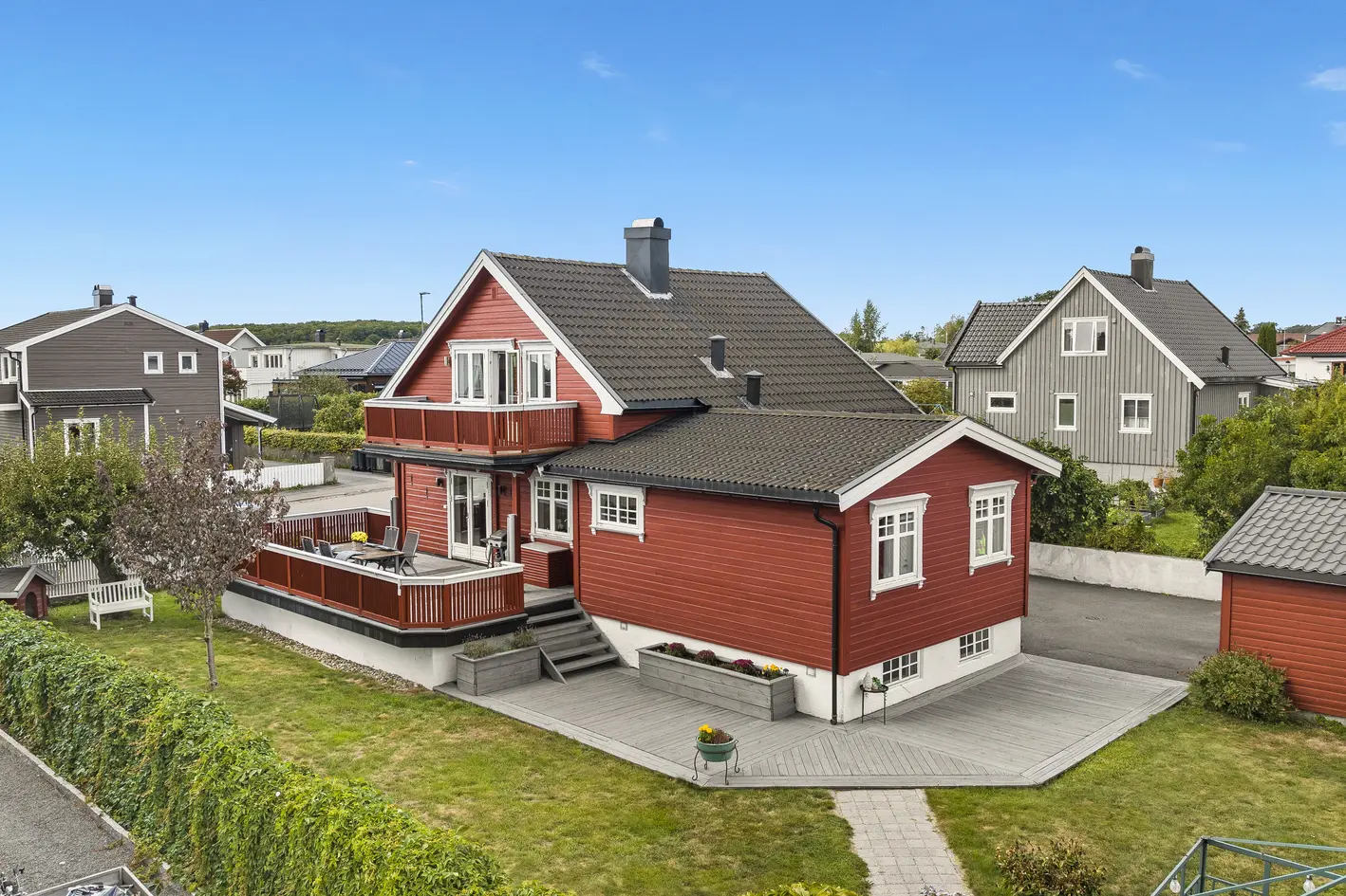 Flott enebolig med god standard beliggende i et attraktivt område – solrike uteplasser – romslig garasje