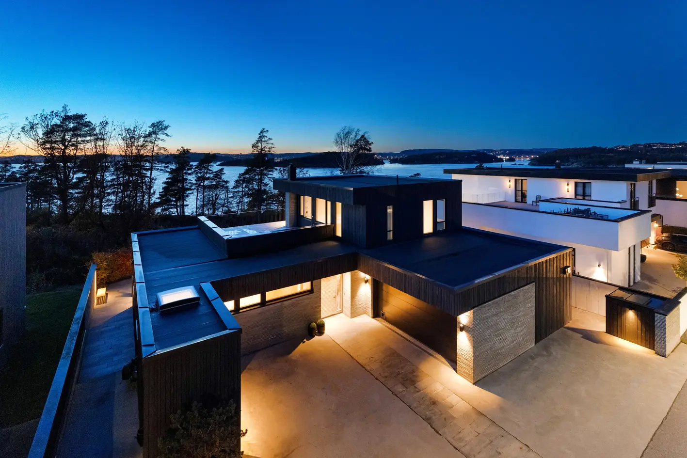 Sjelden mulighet i første rekke. Lekker, påkostet enebolig. Fantastisk sjøutsikt og meget gode solforhold. Garasje.