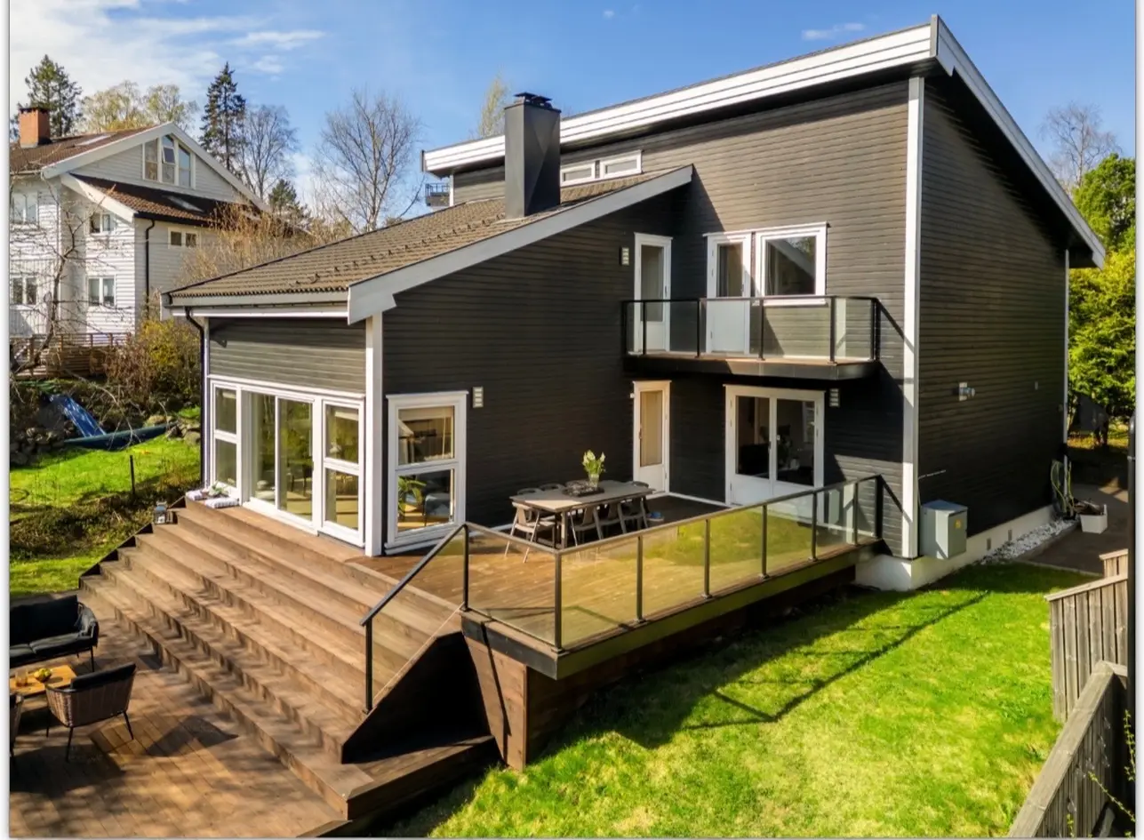 Flott og innholdsrik enebolig på Korsvoll + stor utleiedel, garasjeplass, solrik terrasse & hage mot syd. Barnevennlig