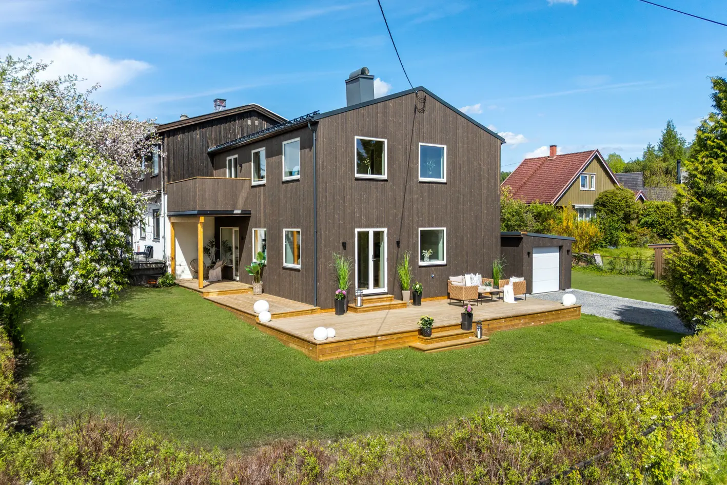 Totaloppusset, innholdsrik & kjedet enebolig med høy standard | Solrike uteplasser og stor hage | Garasje | Barnevennlig