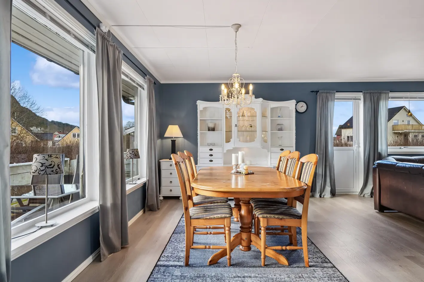 Enebolig beliggende i et familievennlig nabolag med nytt kjøkken fra Sigdal i 2021 og oppusset bad. Elbil lader. photo 5