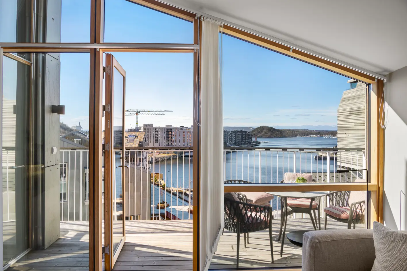 Særdeles tiltalende toppleilighet med fantastisk fjordutsikt, høy standard og solrik balkong. Garasjeplass* photo 2