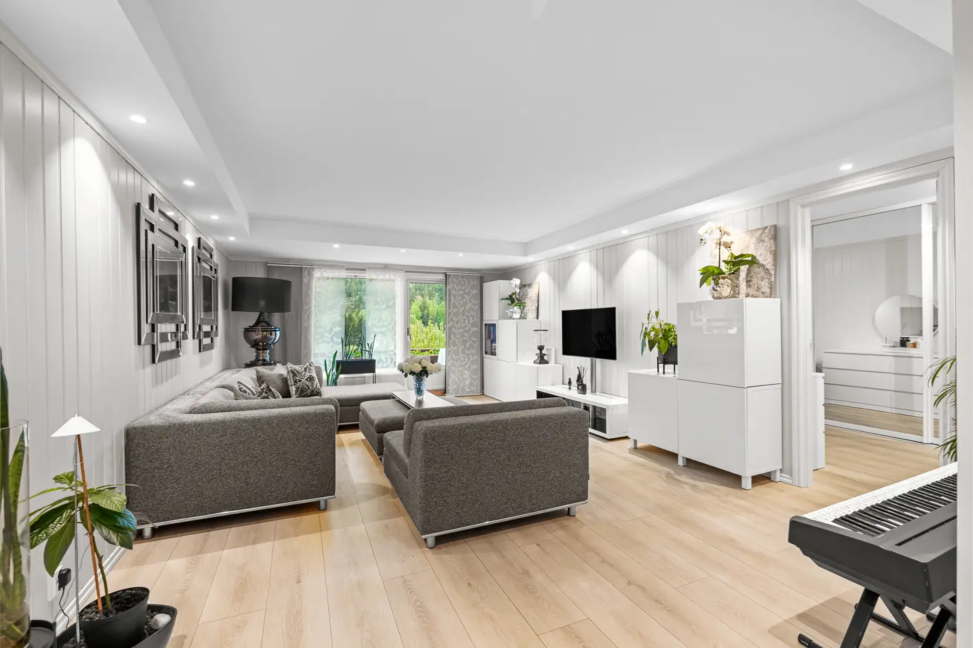 Moderne 3/4-roms 109 m² | Totalrenovert 2019 | Trappefri 1. etg. | Balkong+terrasse | Garasje | VV+TV+internett photo 2