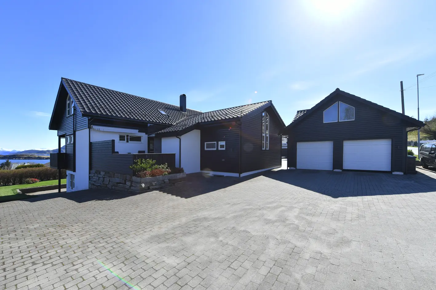 BUD MOTTATT! Svært gjennomført og innholdsrik familiebolig med utleiedel | Dobbelgarasje, hagestue og romslig tomt photo 4