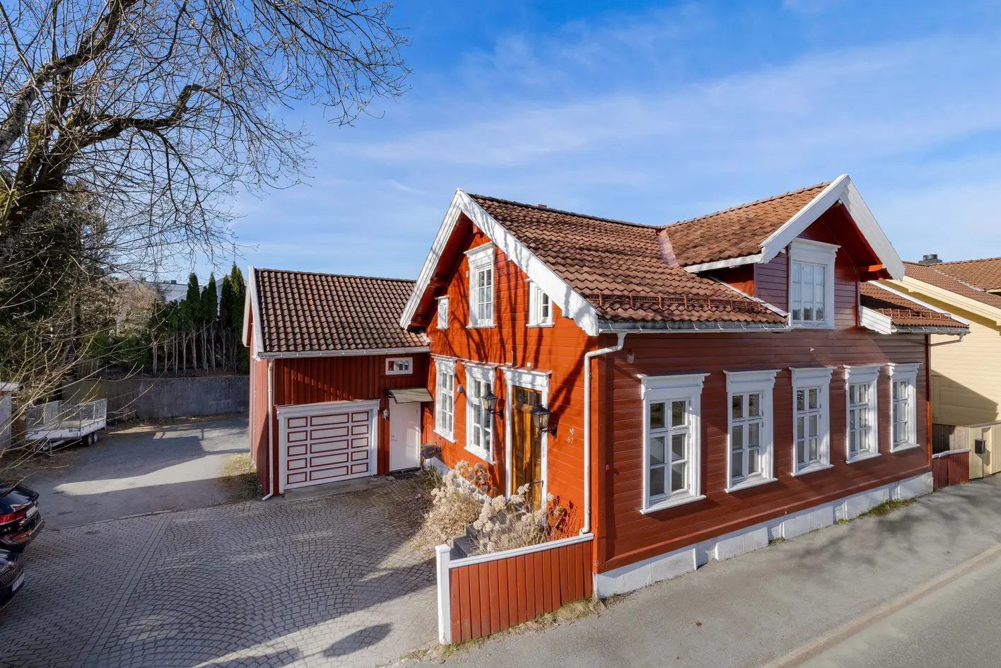 Stort, sentrumsnært hus med 4 bad, 3 kjøkken og garasje, hage. Egnet for firma eller stor familie, grimstad