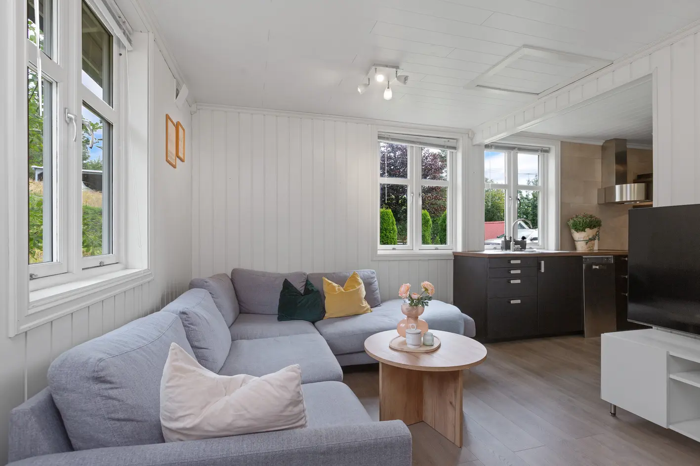Pen liten selveierbolig med terrasse - 1 soverom - Parkering
