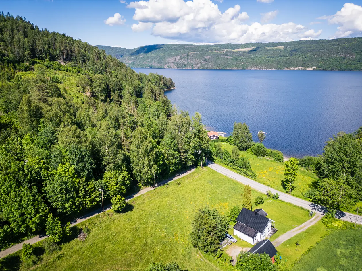 Tomt på 976 kvm med flott utsikt mot Holsfjorden. Tilbaketrukket med landlige omgivelser. 25% BYA. Ca 10 min til Sylling photo 4