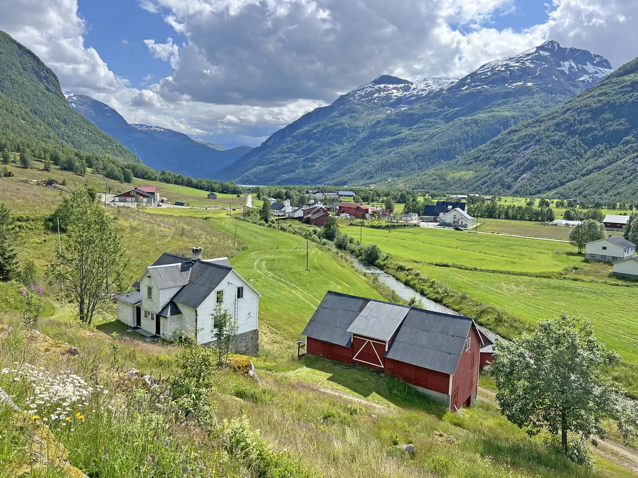 Landbrukseigedom i naturskjønne og landlege omgivelsar - Bustadhus, fjøs, verkstad, redskapshus og to stølshus. photo 3