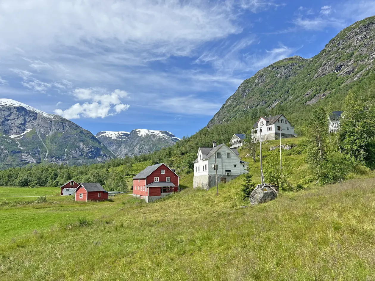 Landbrukseigedom i naturskjønne og landlege omgivelsar - Bustadhus, fjøs, verkstad, redskapshus og to stølshus. photo 4