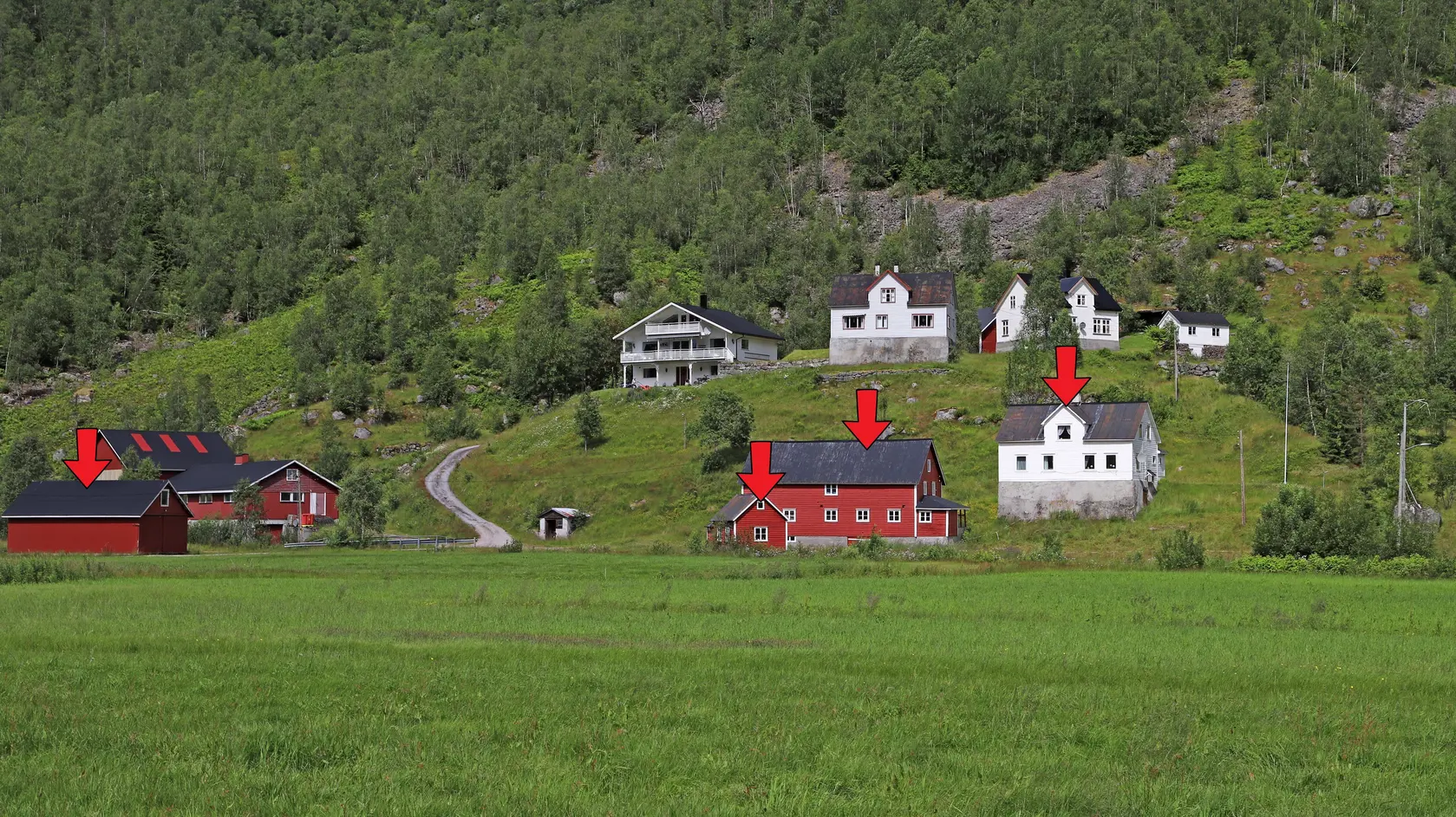 Landbrukseigedom i naturskjønne og landlege omgivelsar - Bustadhus, fjøs, verkstad, redskapshus og to stølshus. photo 2