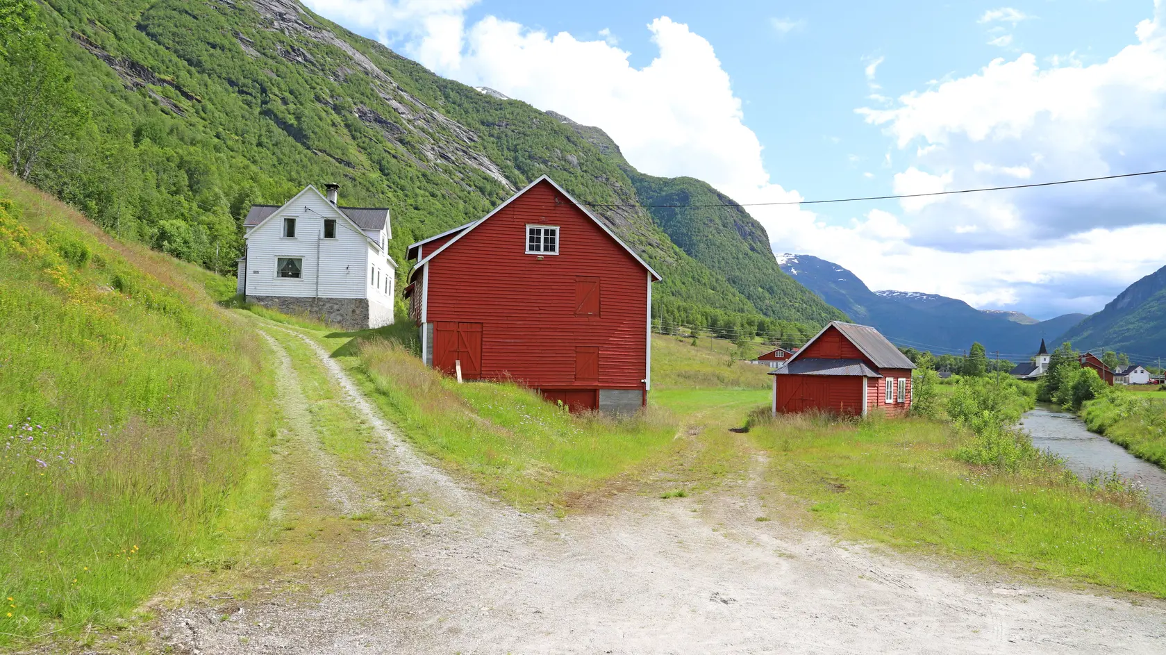 Landbrukseigedom i naturskjønne og landlege omgivelsar - Bustadhus, fjøs, verkstad, redskapshus og to stølshus. photo 5