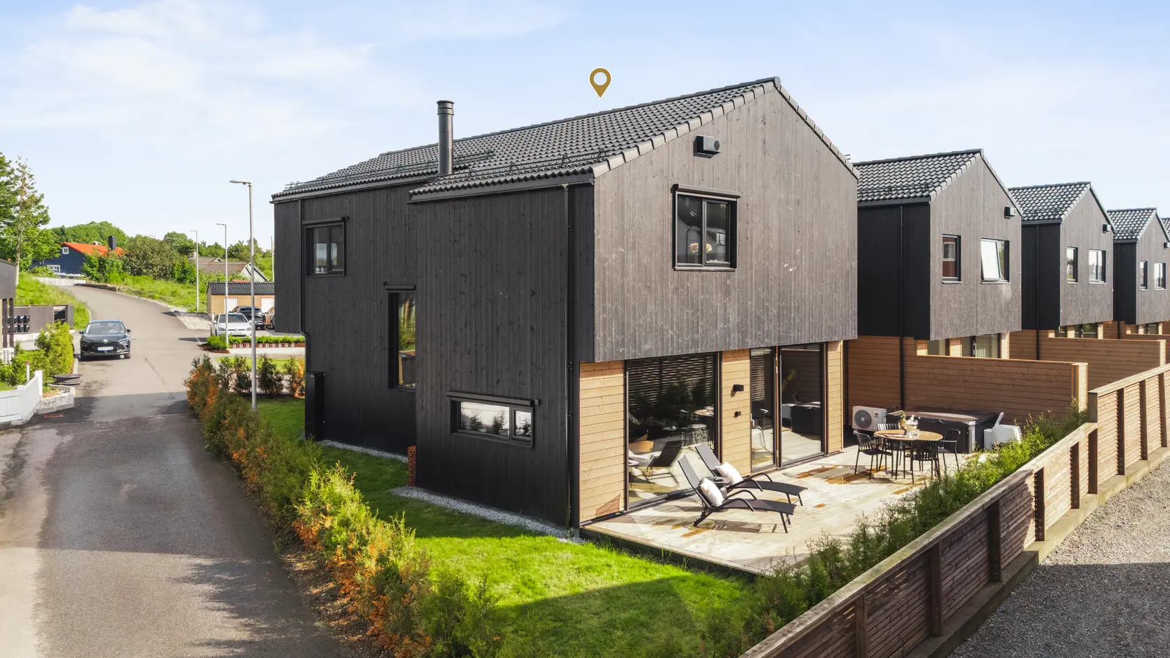 Lekker endebolig med påkostede løsninger | 2 bad og 3 soverom | Terrasse på begge plan og flott uteområde | Carport 