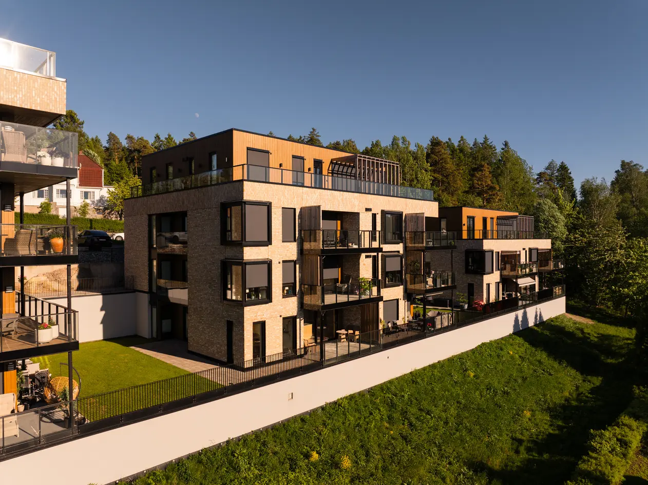 4-roms hjørneleilighet fra 2023 - med hage! Moderne og velholdt. Kvalitetskjøkken fra Strai. 2 bad, 3 soverom. Garasje. photo 3