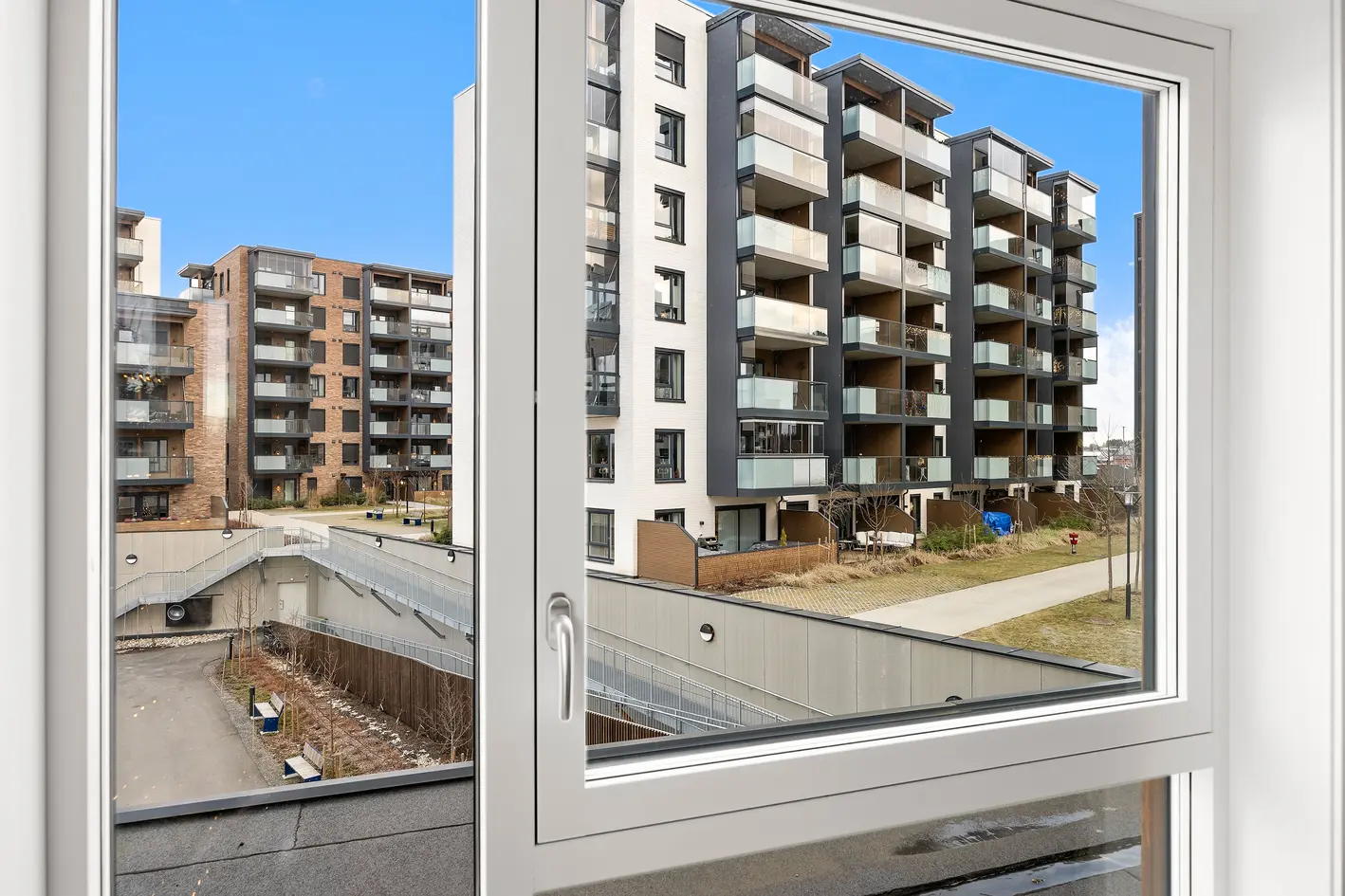 Romslig 3-roms hjørneleilighet m/garasje fra 2022-Innglasset balk.-Heis-Fyring & vv Akonto-Selveier-Utleid 18.500,- mnd. - Bilde 6