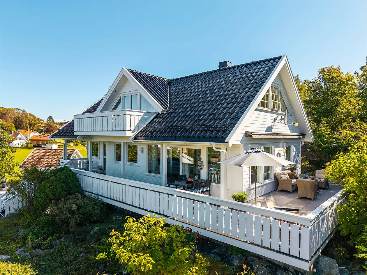 Sjønær eiendom på stor, solfylt tomt med sjøutsikt. Garasje. Ideel andel av strandparsell, brygge og 1 båtplass photo 2