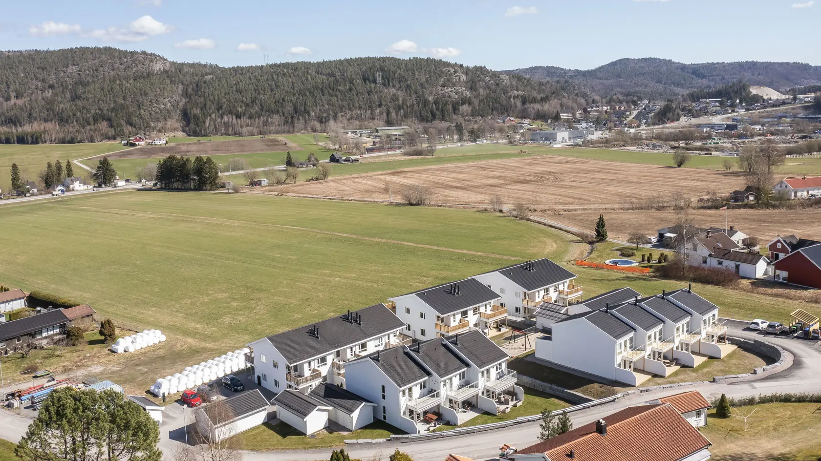 Sentrumsnær og ny flott leilighet med landlig beliggenhet. 3 soverom, peis, gangavstand til Porsgrunn sentrum. photo 3