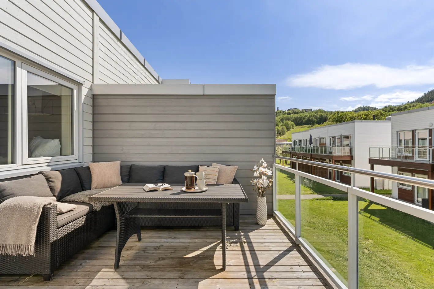 Pent og moderne rekkehus fra 2016 rett ved sjøen. 3 solrike uteplasser. 3 soverom. Carport. Vannbåren varme. Kun TG 0/1. photo 2