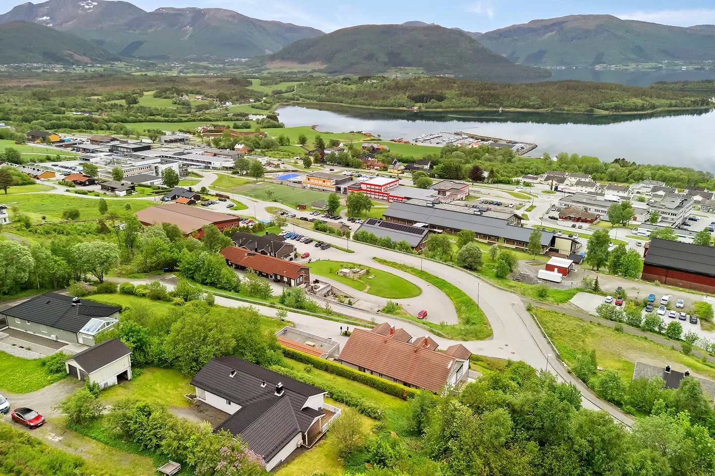 Enebolig m/ utleie - Nydelig utsikt, sentralt i Elnesvågen - Betydelig påbygd i 2005 photo 3