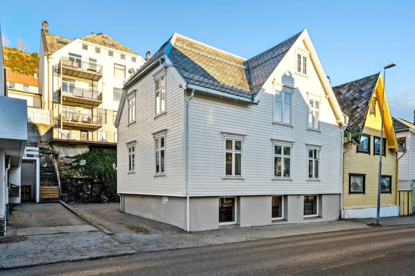 Hel tomannsbolig med sentral beliggenhet og kort avstand til daglige servicetilbud. Parkering i bakgård. 