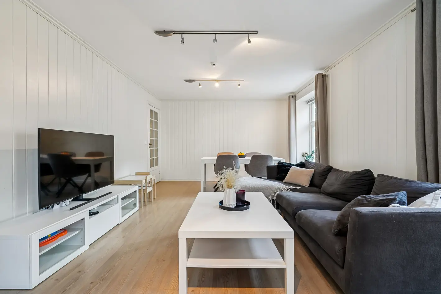 Hel tomannsbolig med sentral beliggenhet og kort avstand til daglige servicetilbud. Parkering i bakgård.  photo 4