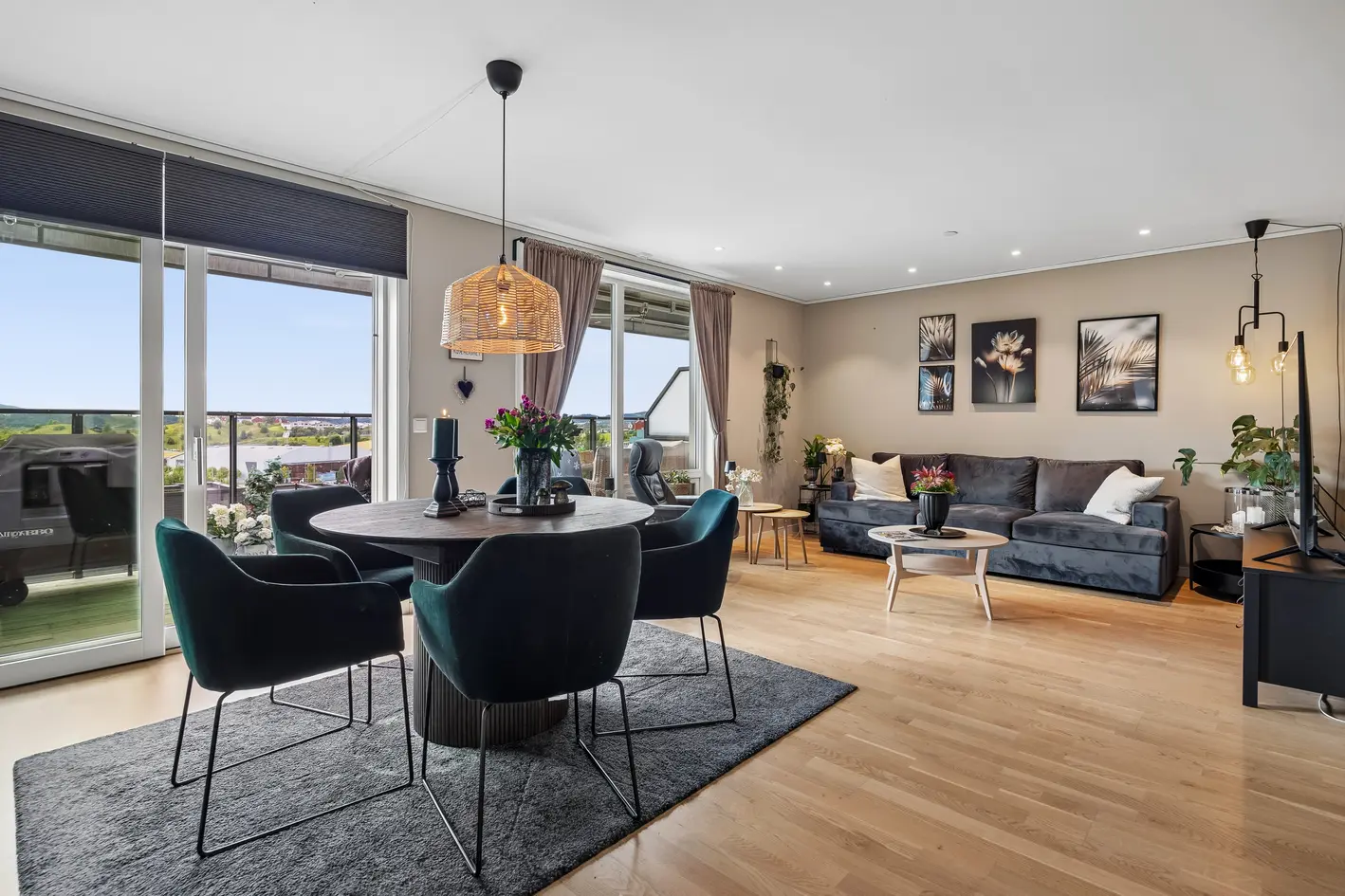 Moderne og lekker 3-roms toppleilighet med sørvendt balkong og fantastisk utsikt | Heis | P-plass i kjeller med lader.