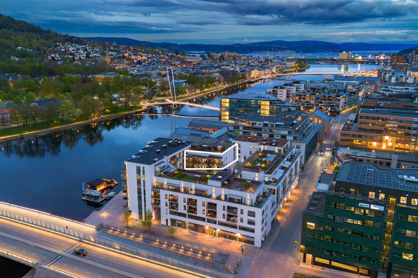 Eksklusiv toppleilighet med panoramautsikt over Drammenselva | 2 balkonger, stor terrasse og parkeringsmulighet | 3 sov 