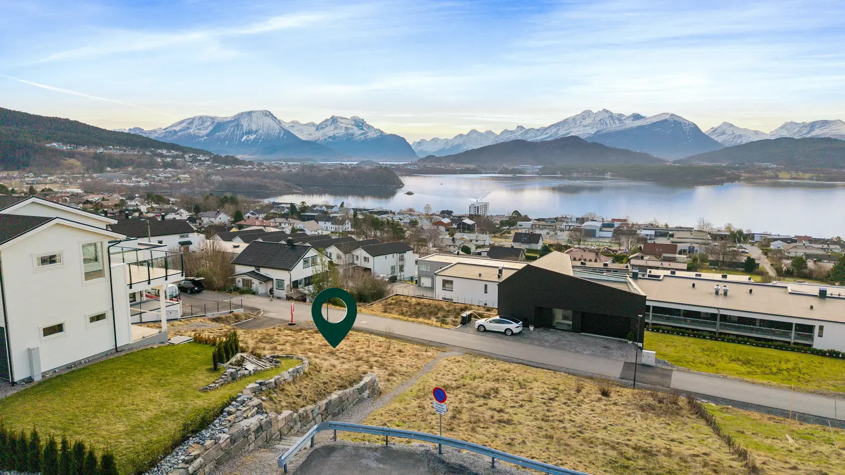 Tomt i Åselia med utsikt til Sunnmørsfjella og Åsefjorden. Kort vei til Moa.  BYA 37%