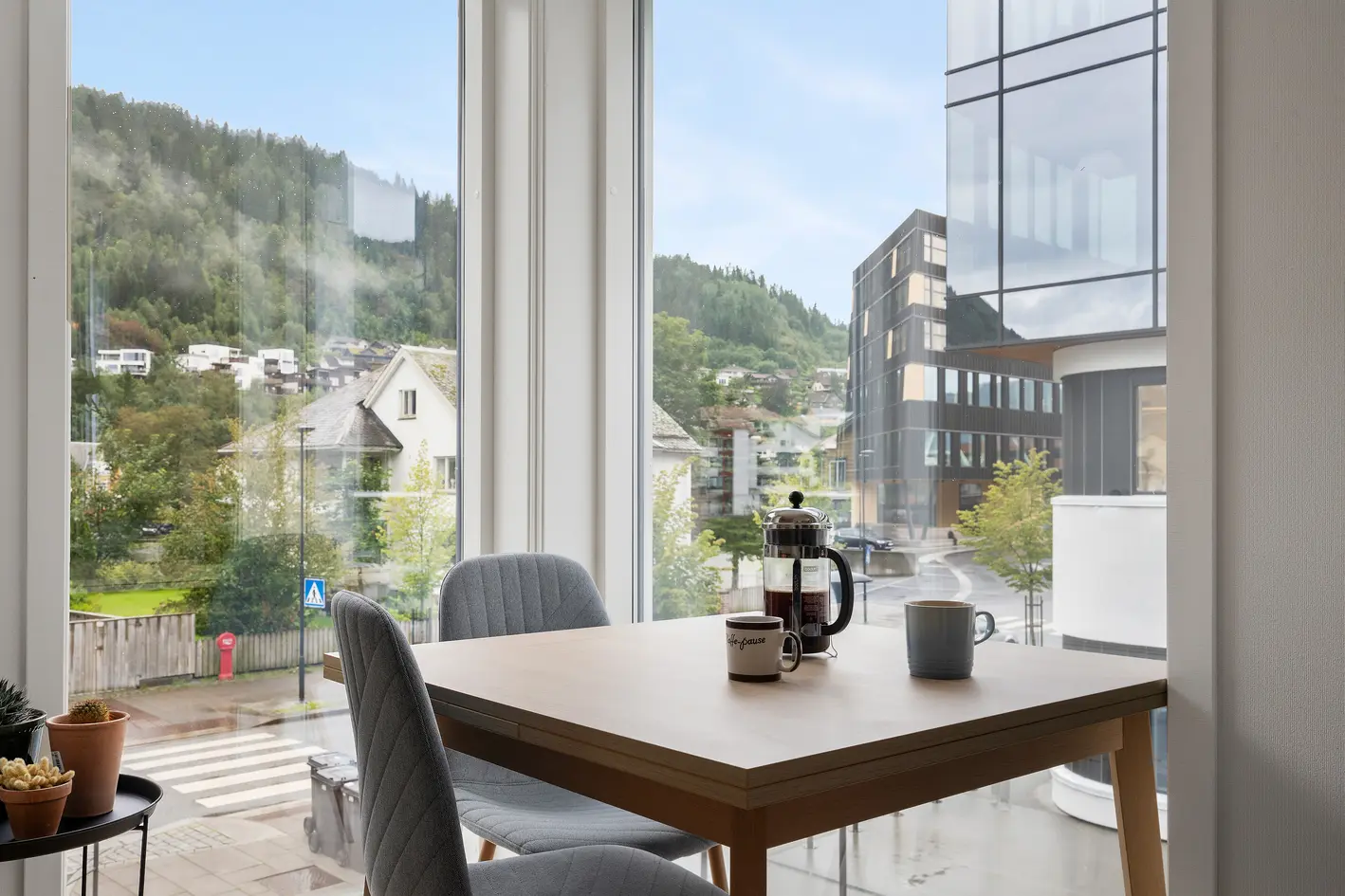 NY PRIS!  Vestvendt 2-roms sentrumsleilighet med balkong, heis og fast plass i garasjeanlegg photo 3