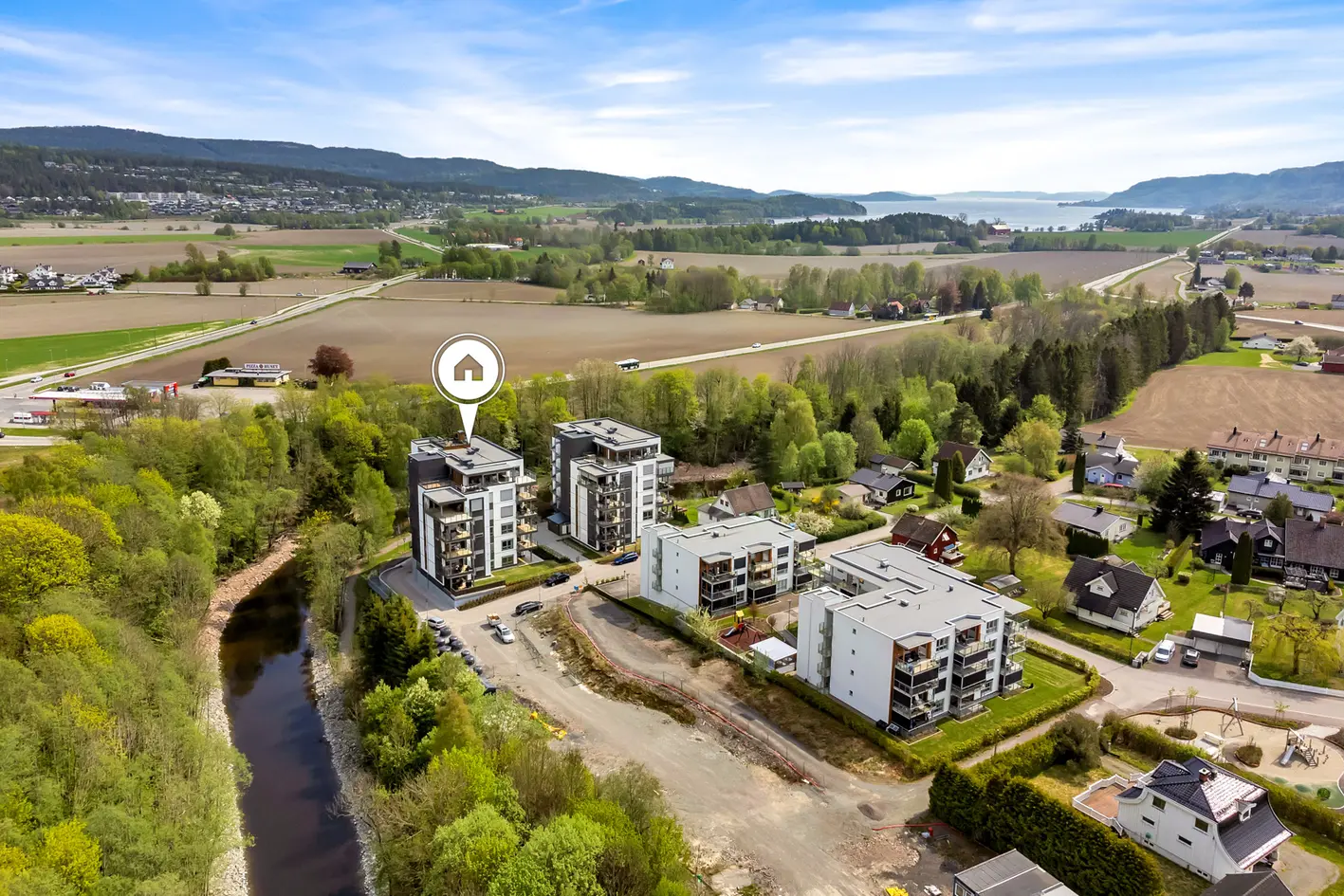 Stor og moderne 4-roms leilighet inkl 2 garasjeplasser i p-kjeller - Hjørnebalkong og med nygaranti - Heis - Sentralt photo 3