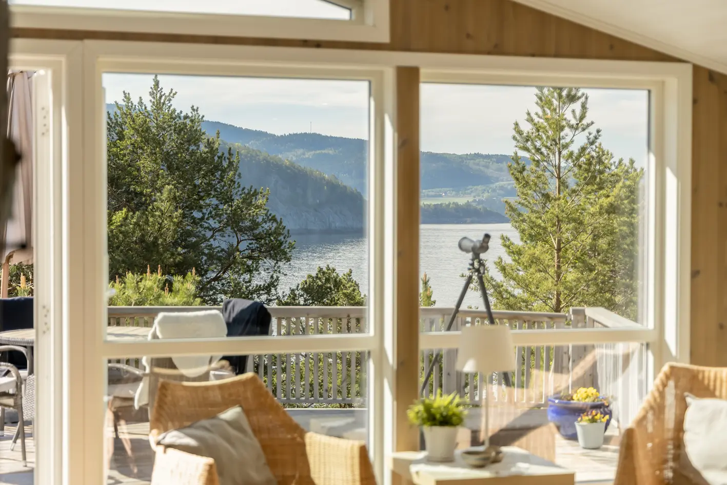 Solrik fritidseiendom i Åsenfjorden påbygd og oppusset i 2014. Brygge. Naust. Anneks.