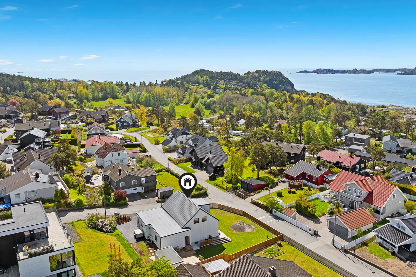 Ny, moderne og flott enebolig på stor og lettstelt tomt. Dobbelgarasje. Meget attraktiv og familievennlig beliggenhet photo 3