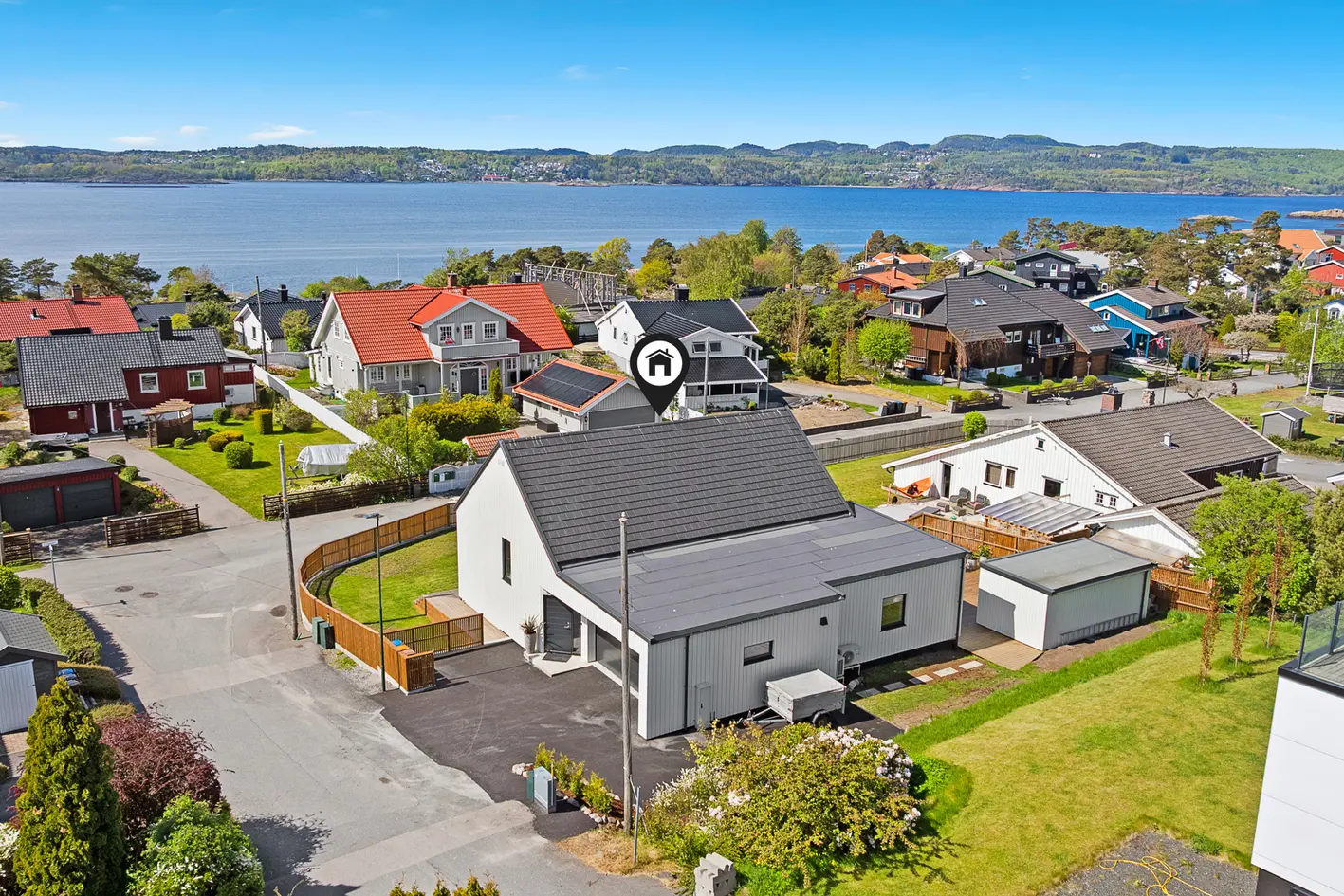 Ny, moderne og flott enebolig på stor og lettstelt tomt. Dobbelgarasje. Meget attraktiv og familievennlig beliggenhet