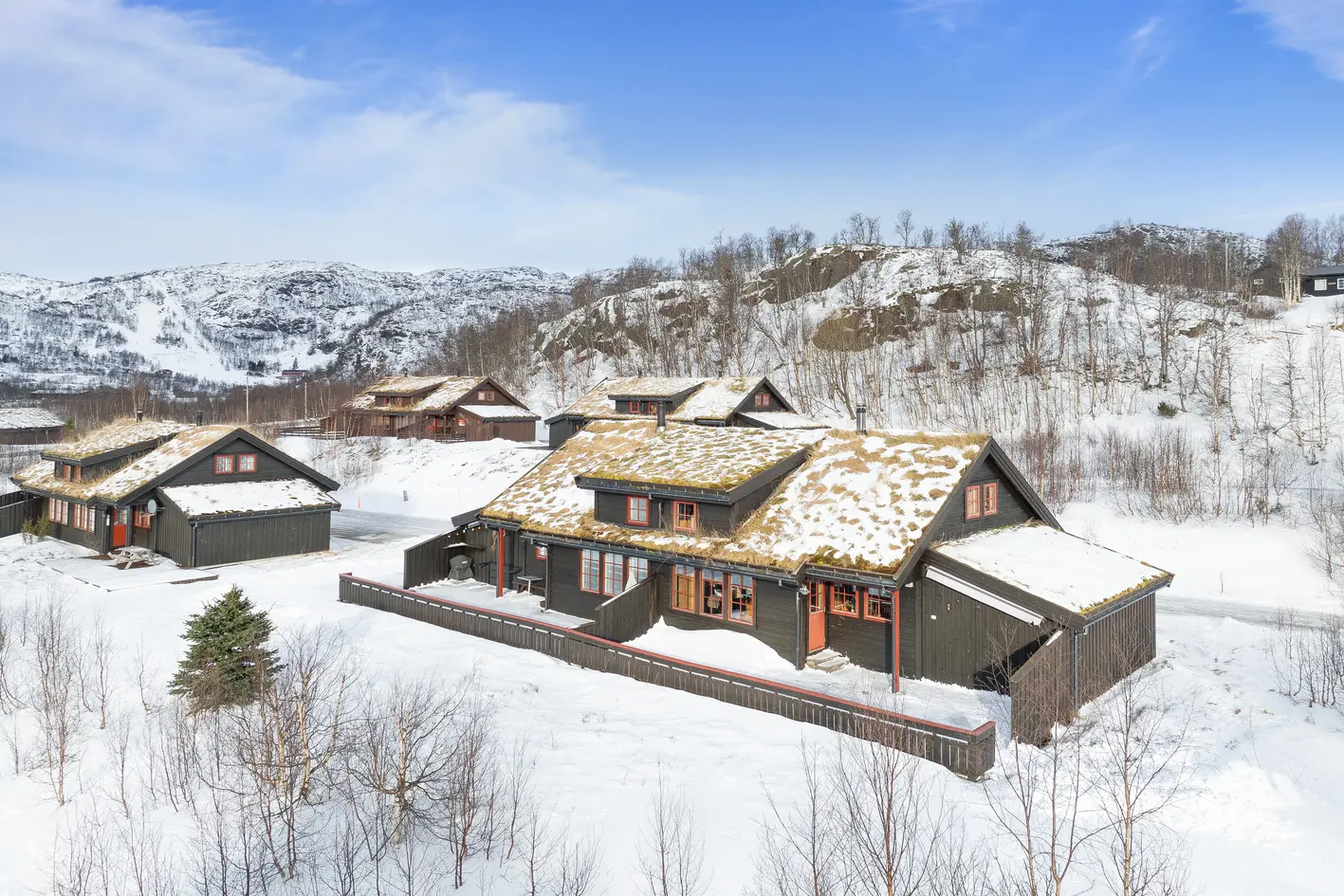 Suleskard - Velholdt og familievennlig VD-hytte med solrikt uteområde og carport - Nærhet til skiløyper og trekk, tjørhom