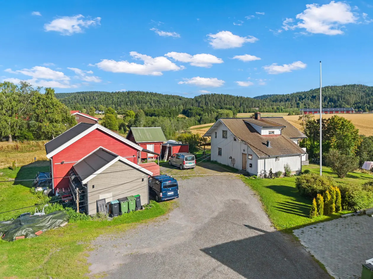 Landlig idyll med over 6 mål tomt | Enebolig med garasje, uthus og stabbur | Nær marka! photo 2