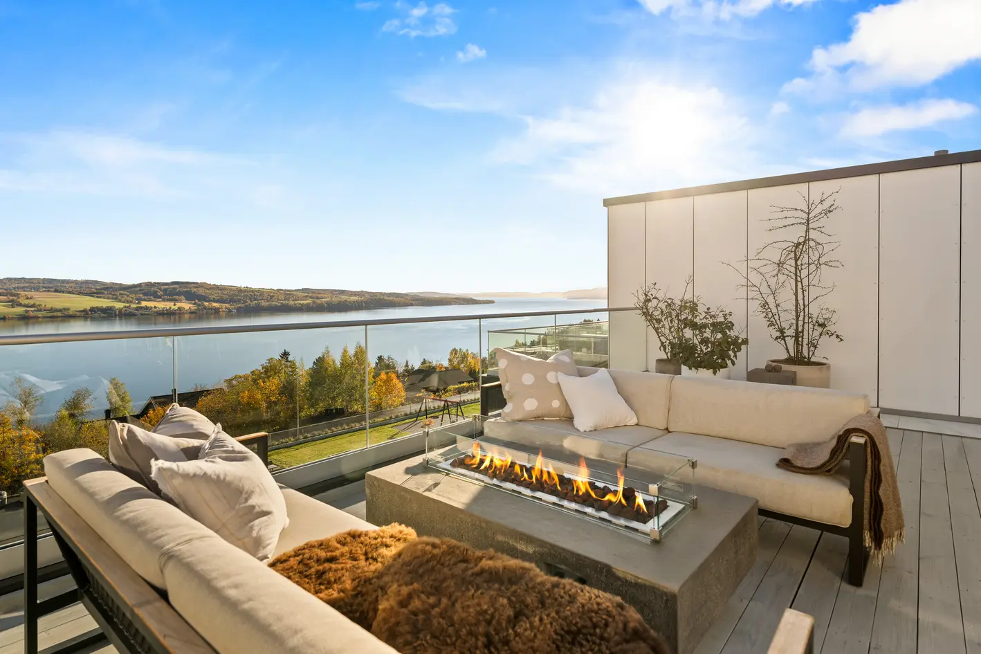 Lekkert, moderne enderekkehus (2018) med god standard (kun TG1)- Takterrasse på 62 kvm m/storslått utsikt! Garasjeplass photo 2