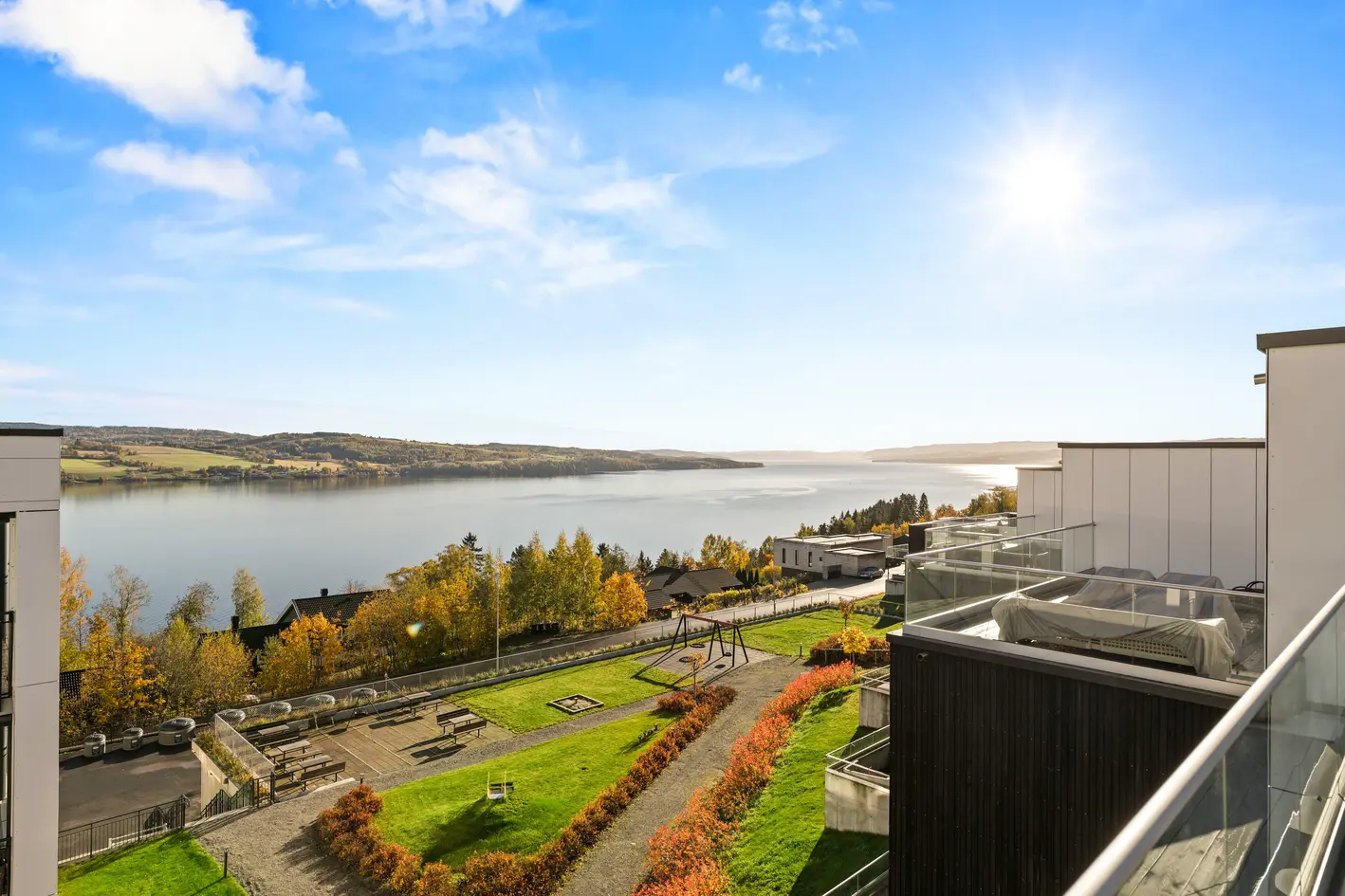 Lekkert, moderne enderekkehus (2018) med god standard (kun TG1)- Takterrasse på 62 kvm m/storslått utsikt! Garasjeplass photo 3