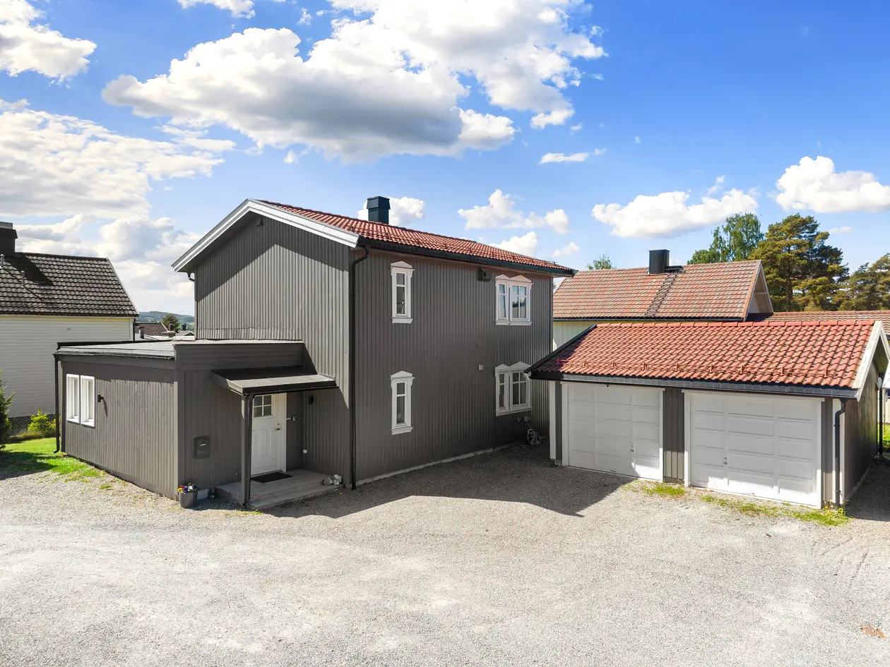 Pen og innholdsrik enebolig svært sentralt i Brumunddal | Vesentlig oppgradert i 2022 | Garasje  photo 3
