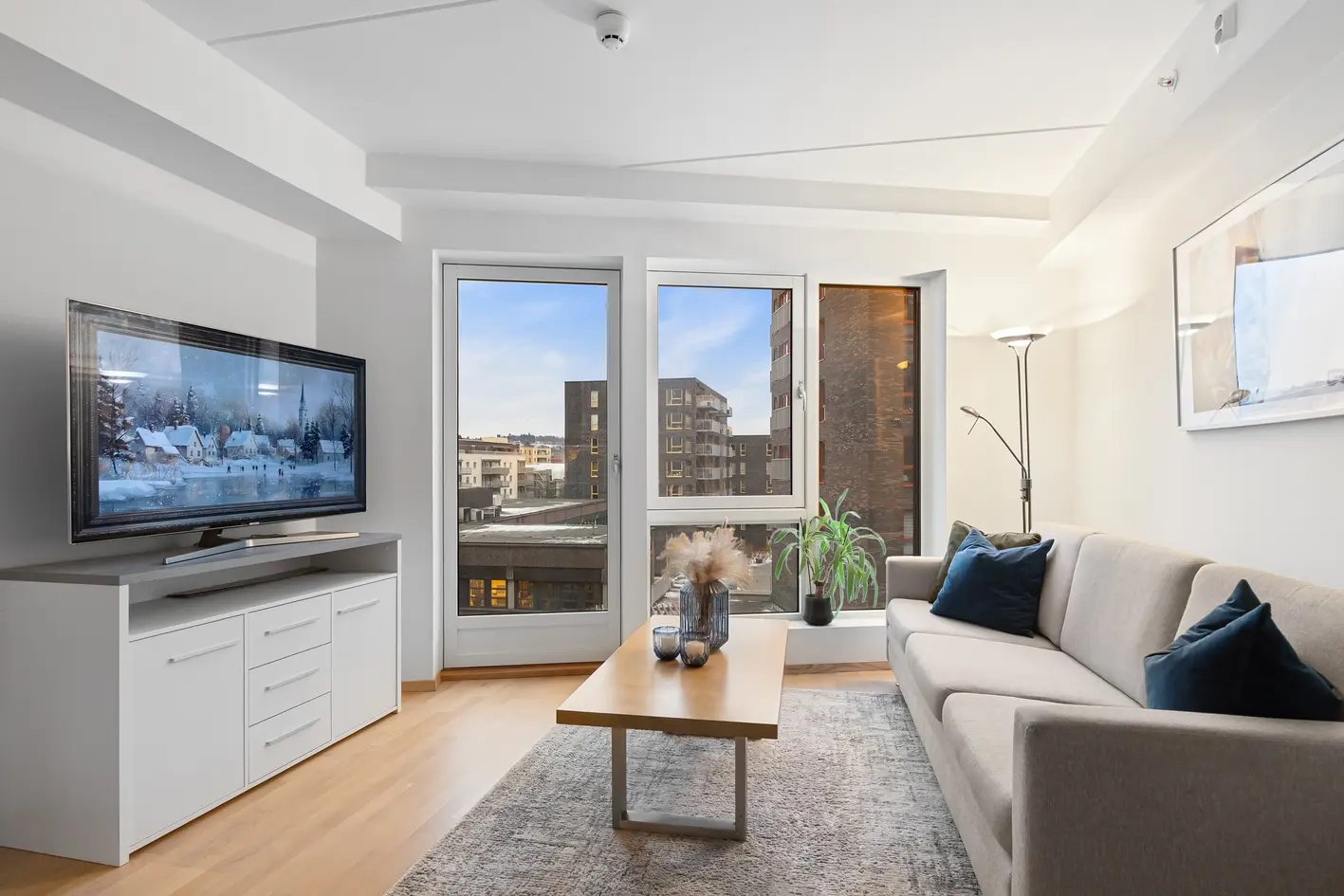 Urban og sentral 2r fra -19 m/balkong og vannbåren gulvvarme. Nyt kvelden på felles takterrasse m/utsikt utover fjorden, oslo