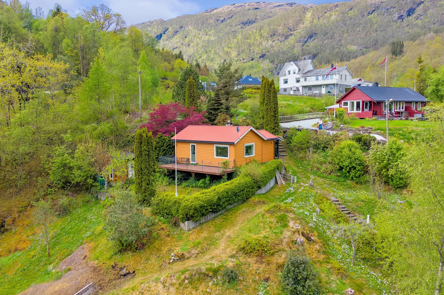 GRAVDAL/MUNDHEIM | Koselig hytte med idyllisk beliggenhet ved Hardangerfjorden - naust og kaimulighet!
