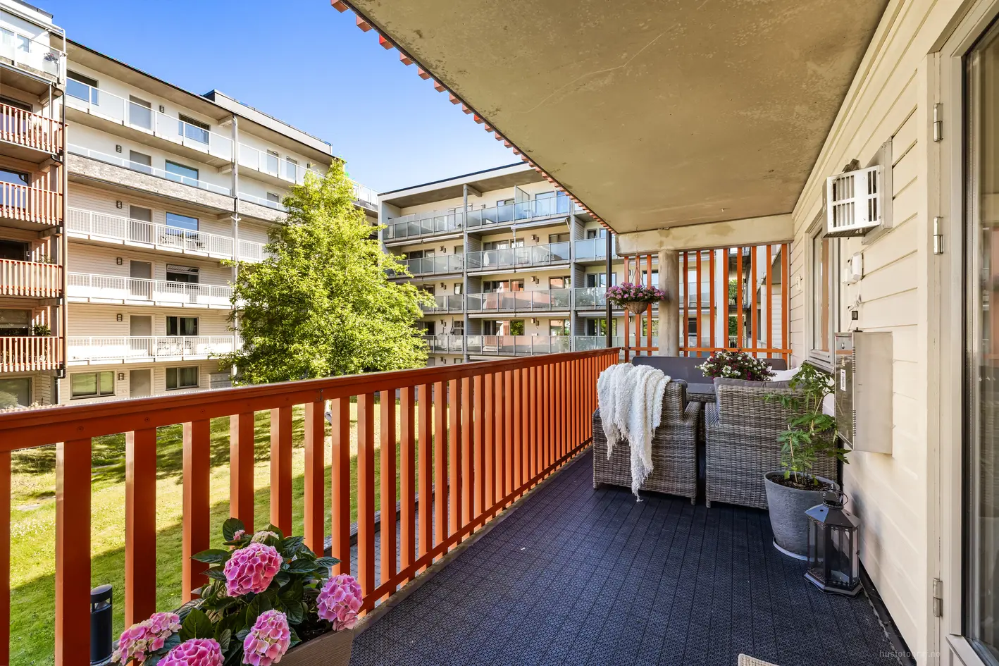 Lys og gjennomgående 3-roms eierleilighet i 2. etasje. Fjernvarme. Balkong. Garasjeplass. Sentralt og pendlervennlig.