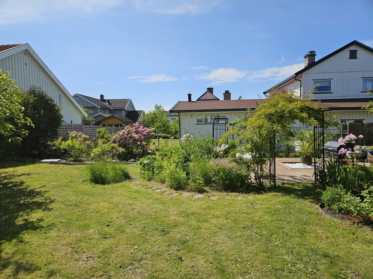 Hel tomannsbolig / enebolig med fantastisk hage og flere solrike uteplasser. Barnevennlig og sentral beliggenhet! photo 2