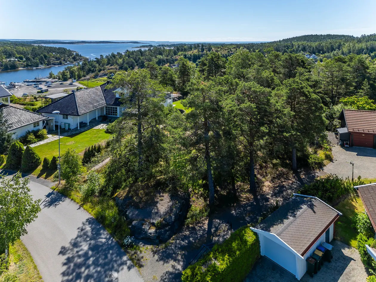 Flott boligtomt grensende til friområde i et  hyggelig og rolig villastrøk med gode solforhold! photo 2