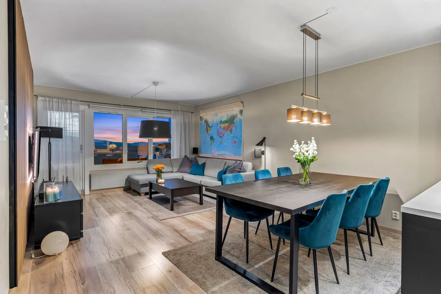 Romslig og moderne 3-roms med fantastisk utsikt! Bad 2019 - Balkong på 13 m² - Garasje -  Heis - Vvann/fyr inkl.
