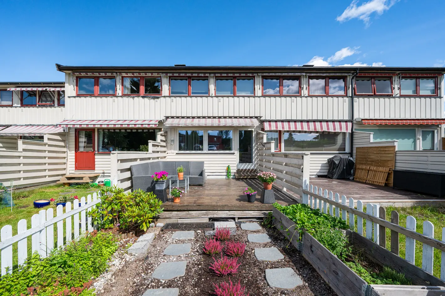 Rekkehus over 3 plan med familievennlig planløsning | Kjøkken 2017 | Garasje m/ elbillader | Stor terrasse og uteplass