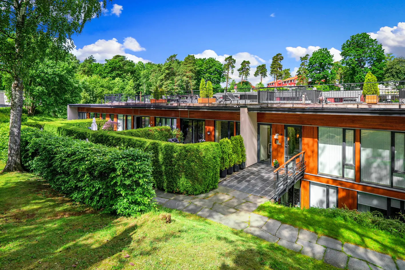 Lys, stor og tiltalende 3-roms selveierleilighet med populær beliggenhet v/Huk - Parkering m/el-lader - Balkong - Peis photo 1
