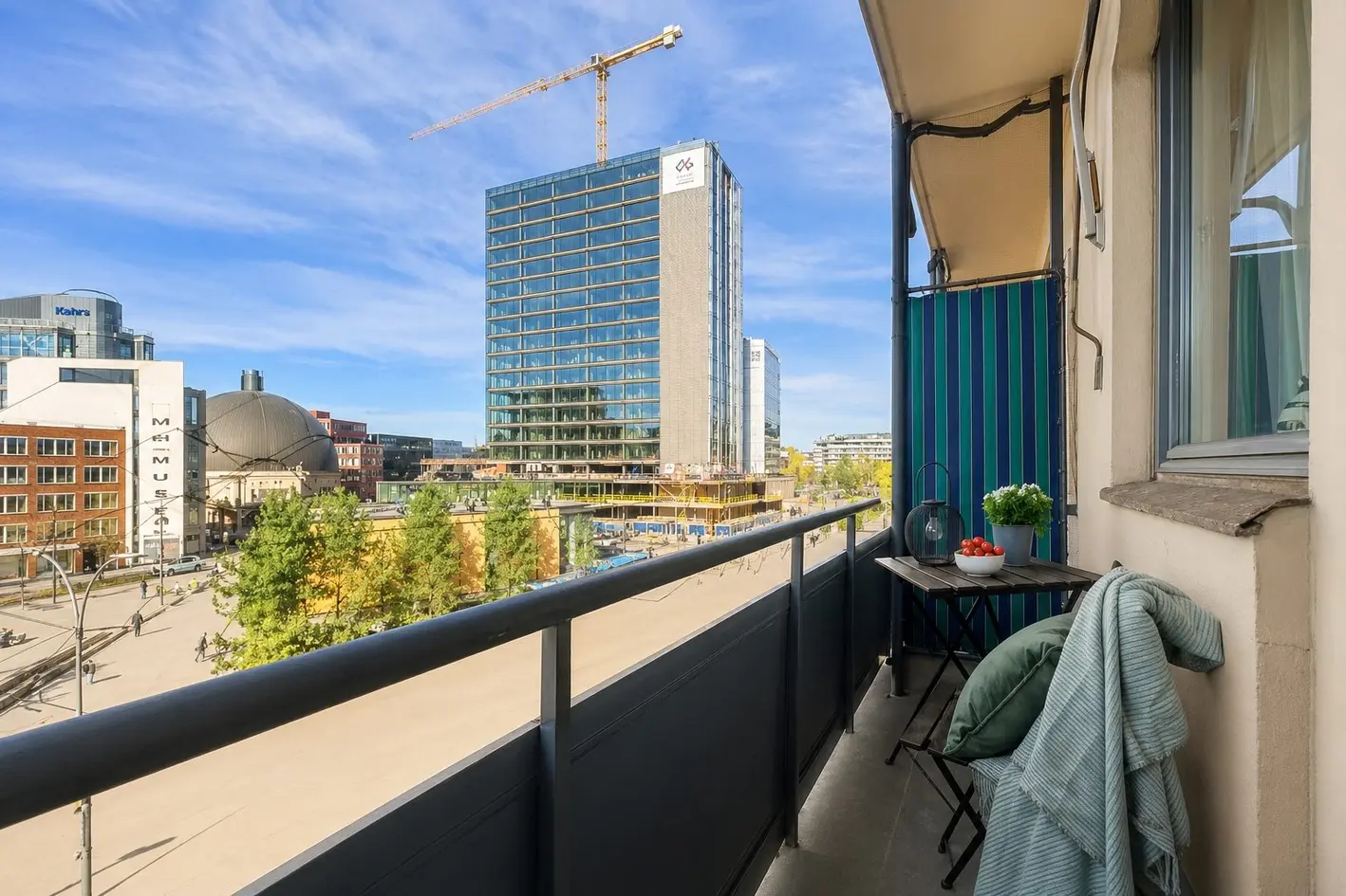 Lys & gjennomgående 3-roms i 4.etg med heis | 2 solrike balkonger | Takhøyde på 2,6m | Sentral beliggenhet | Fjernvarme, oslo